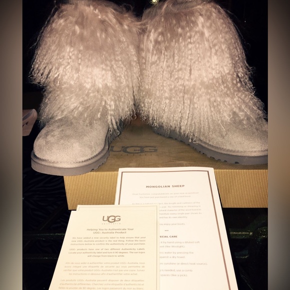 Ugg Mongolian sheep boots authentic 
Brand new in box
Size 5 
Gray - Picture 2 of 6
